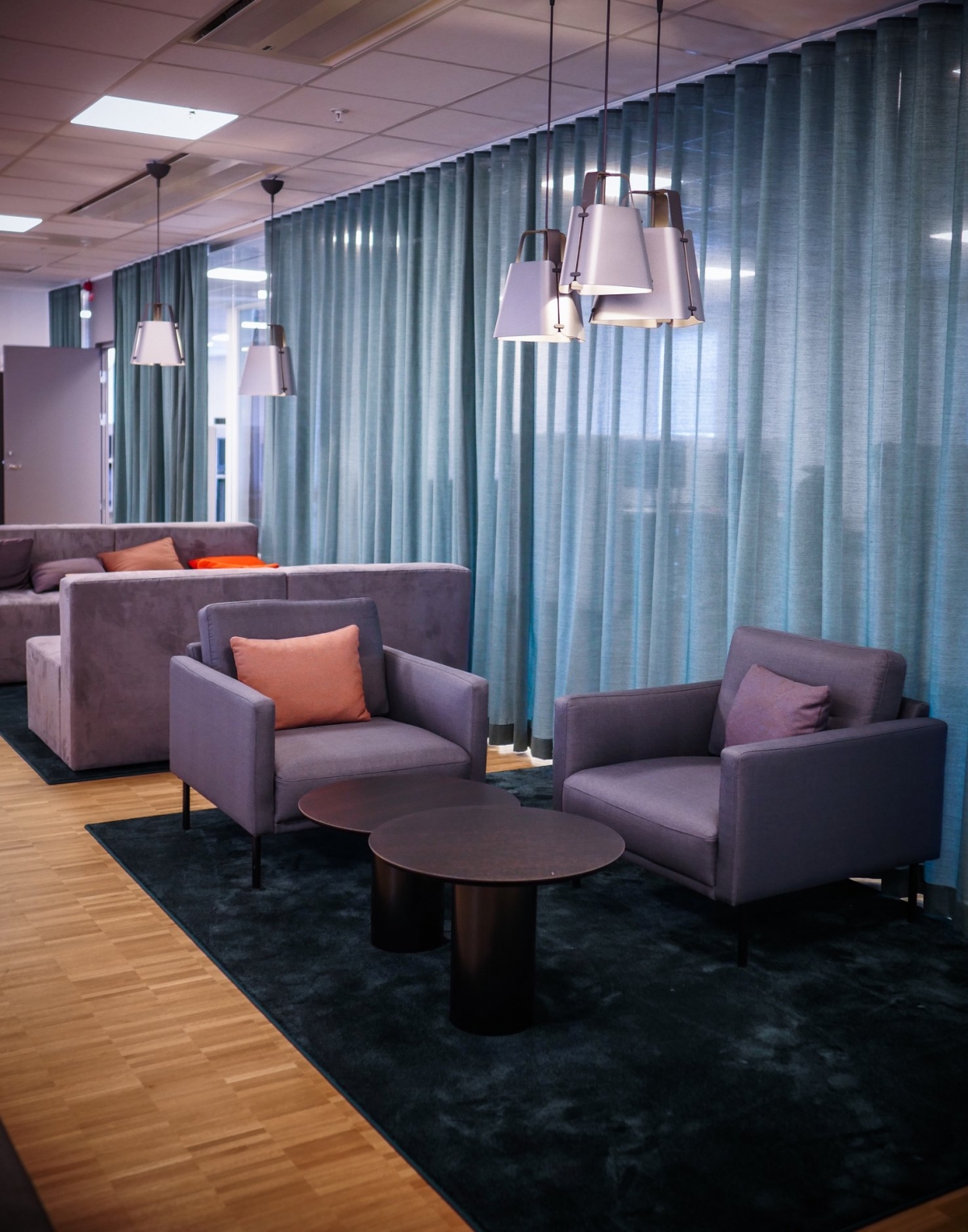 kontorsgardiner, gardiner kontor, kontorsinredning gardiner, textilier kontor, draperi kontor,